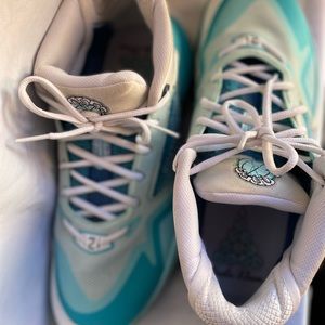 NB KAWHI "Santa Klaws" Basketball Shoes
Size 12.5 Men